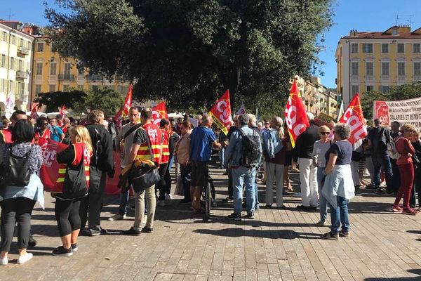 Les manifestants en tout début d'après-midi place Garibaldi à Nice.