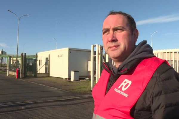 Clément Mortier, délégué syndical FO devant le dépôt de carburant de Mardyck