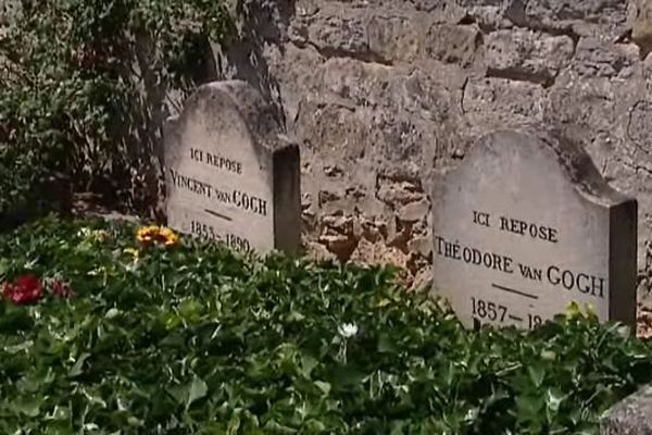 La tombe de Vincent Van Gogh (ici en arrière plan)