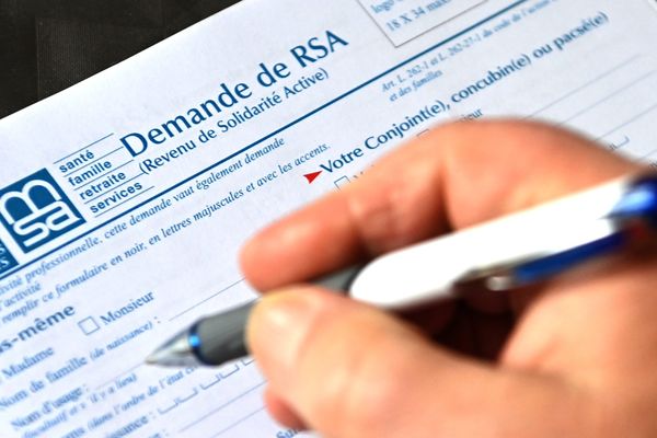 Les départements dirigés par la droite et le centre ont annoncé  leur intention de suspendre le versement du revenu de solidarité active (RSA) si le gouvernement ne revient pas sur les ponctions budgétaires prévues en 2025. (Photo d'illustration)