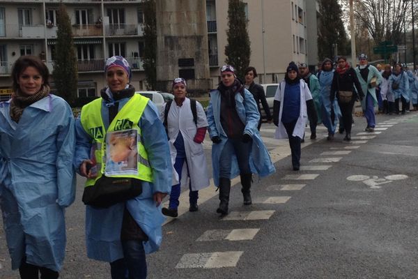 Ce mardi matin à Grenoble, les manifestants se sont dirigés vers l'Agence Régionale de la Santé