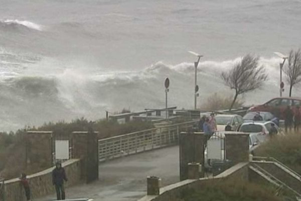 Le parking du Théâtre de la Mer, à Sète, frappé par la tempête.