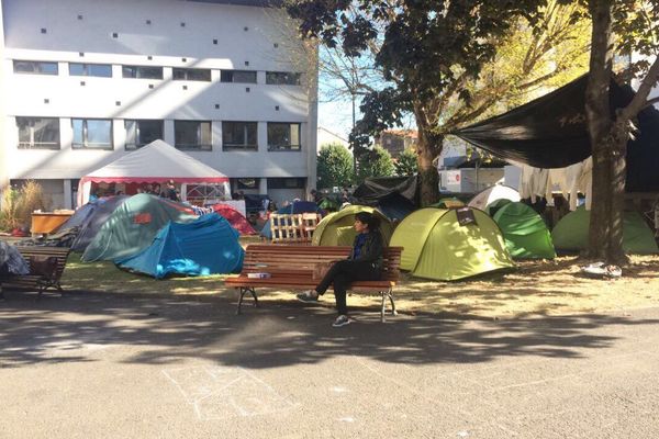 Le campement de réfugiés de la faculté de lettres de Clermont-Ferrand, dans la matinée du 17 octobre 2017.