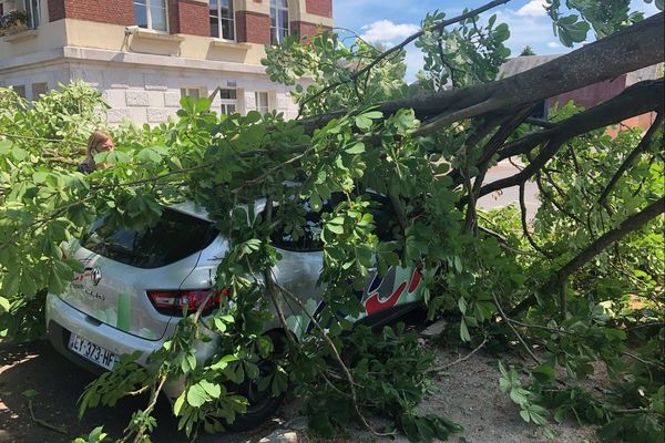 Plus de peur que de mal, l'incident n'a causé aucune victime. Place Emile Turcq, Albert (Somme).