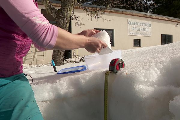 Chaque jour, Marie Dumont prélève et analyse des échantillons de la neige tombée