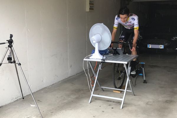 Thibaut Gagnaire dispute le Grand-Prix de Saint-Etienne, première course virtuelle de la saison, dans le garage de ses parents, à Sorbiers dans la Loire.