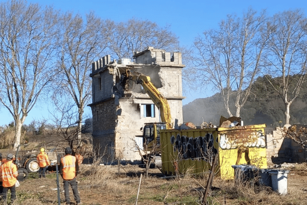 Une construction illégale a été détruite sur la commune du Pouget dans l'Hérault.