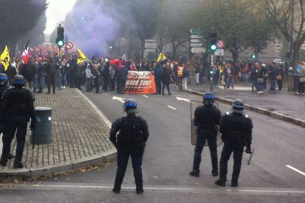 Les forces de l'ordre présentes en nombre le long du parcours de la manifestation contre les ordonnances Travail