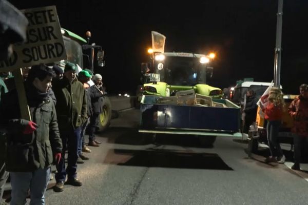 Avec leurs tracteurs, des agriculteurs bloquent ce lundi matin la N118 dans les Yvelines.