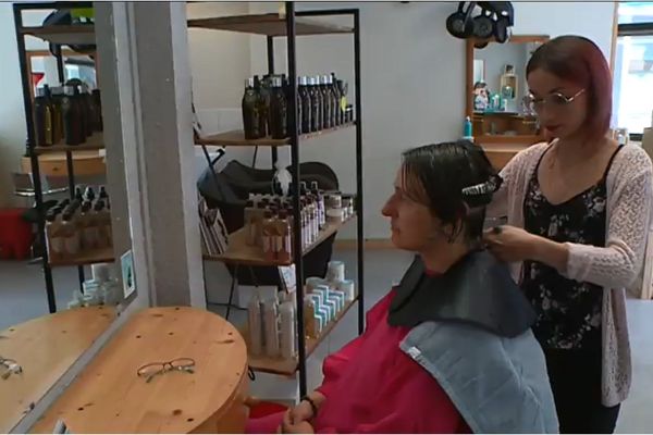 Un salon de coiffure de Chambéry recycle les cheveux coupés. 