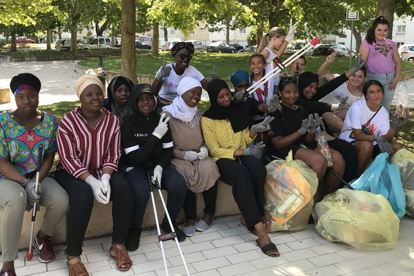 Les jeunes du quartier Châtillons de Reims posent avec l'ensemble des déchets ramassés lors du "clean challenge" le samedi 31 août 2019.