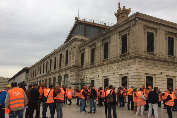 Distribution de tracts devant la gare Saint-Charles à Marseille