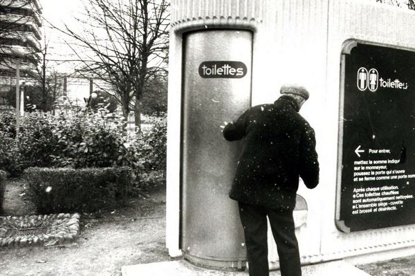 Les premières toilettes publiques automatiques à Paris sont apparues en 1981