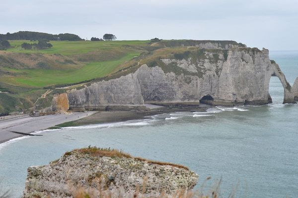 Les falaises d'Etretat avec au centre le Trou à l'homme