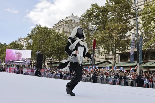 Mais qui peut bien se cacher derrière ce masque du porteur de la flamme mystère, pour la parade des JO ce samedi 14 septembre à Paris ?