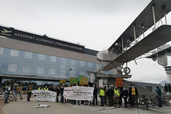 Une cinquantaine de militants écologistes et de citoyens ont marché de la gare de Clermont-Ferrand à l'aéroport pour réclamer la diminution du trafic aérien, responsable de 5% des émissions de gaz à effets de serre mondiales.