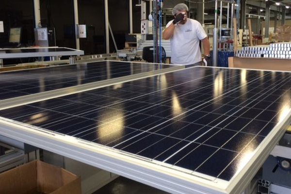 La production de panneaux solaires a repris chez VMH à Châtellerault (86).