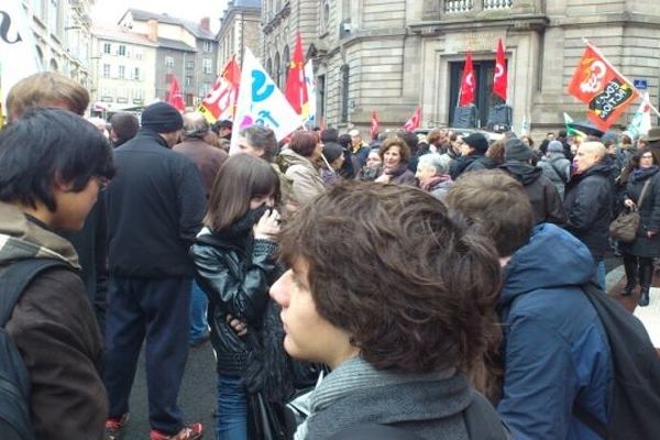 300 personnes se sont rassemblées devant la prefecture à Limoges