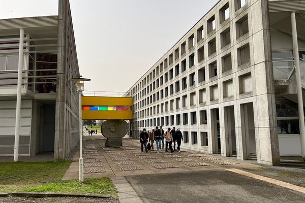 Des lycéens dans une rue de la Cité scolaire de Saint-Nazaire