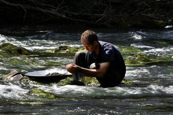 David Bruno, chercheur d'or, au milieu du Salat, près de Mercenac (Ariège)