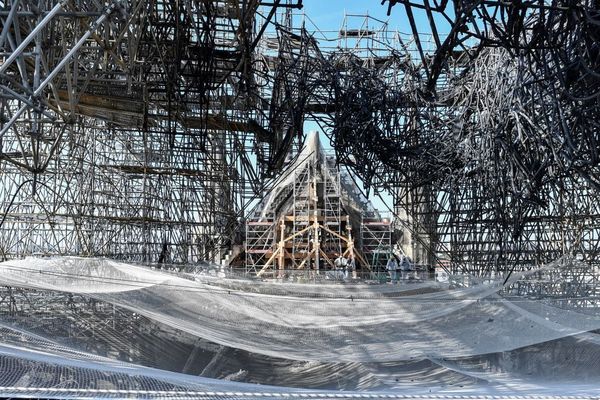 Des centaines de tonnes de plomb, contenues dans la charpente de la flèche et la toiture de la cathédrale, ont fondu au cours de l’incendie de Notre-Dame.