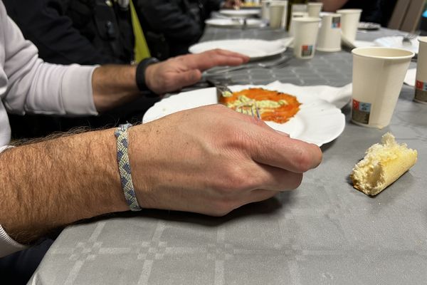 Au menu du repas prévu par les policiers et cuisiné par l'un d'eux : saumon en entrée et poularde en plat.