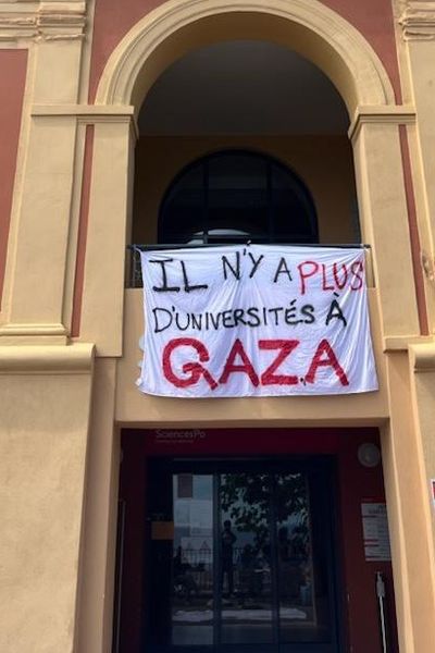 Le campus de Sciences Po Menton a rouvert ses portes après plusieurs jours de fermeture décidés par la direction de l'établissement. En début de semaine, une cinquantaine d'étudiants ont mené un blocage du bâtiment en soutien au peuple palestinien.