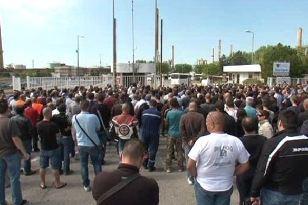 Les salariés devant l'usine en assemblée générale