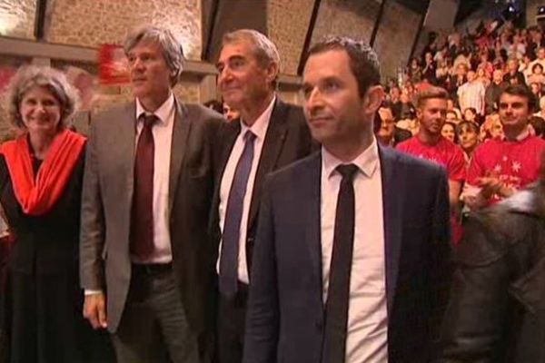 Jean Paul Denanot, le candidat socialiste aux européennes dans la circonscription Auvergne, Centre Limousin, entouré des deux ministres Stéphane Le Foll et Benoit Hamon.