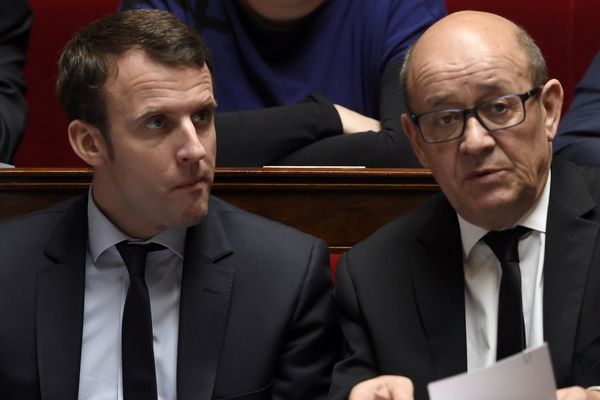 Emmanuel Macron (à gauche) aux côtés de Jean-Yves Le Drian (à droite) à l'Assemblée nationale en 2016.