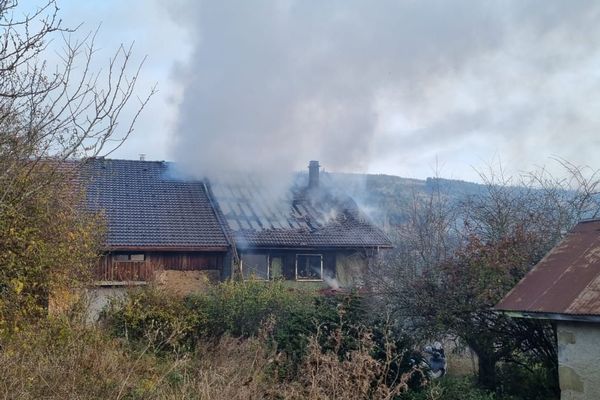 L'incendie a en grande partie détruit l'un des trois logements situés dans cet ancien corps de ferme.