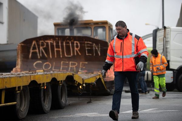 A Lorient depuis plusieurs jours, avec leur engin surnommé "Arthur", puis à Brest à partir de ce mercredi, les entreprises du BTP réclament la même fiscalité sur le GNR que les agriculteurs