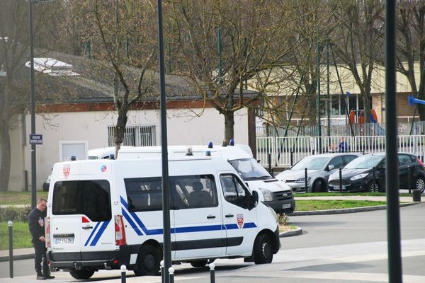 Le quartier du Clos des roses est connu pour être le théâtre d'affrontements entre policiers et habitants. À plusieurs reprises, des journalistes y ont été agressés en reportage.