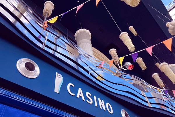 L'entrée du plus grand casino de France, à Enghien-les-Bains.