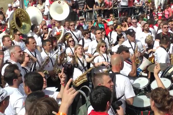 L'harmonie de Pomarez joue Dans les yeux d'Emilie dans les fêtes qui accompagnent les courses landaises