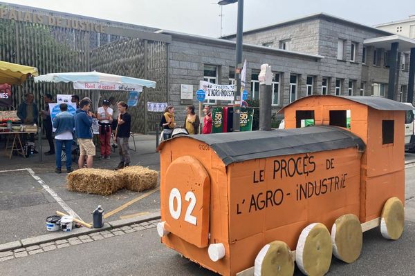 Manifestation du collectif" Bretagne contre les fermes usines", devant le tribunal de Lorient en soutien à 4 membres du collectif convoqués ce jour devant le juge d’instruction  suite à l’action de saint Gérand en mars 2022.