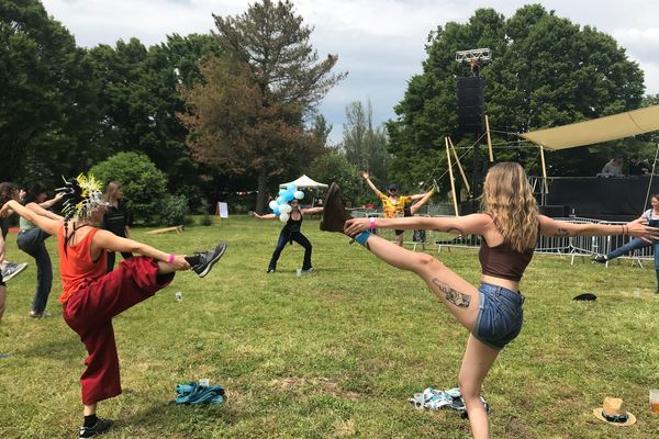 Le crâne surplombé de ballons bleus et blancs, Aurore Flaugère initie les festivaliers des îlots électroniques au yoga, bière à la main.