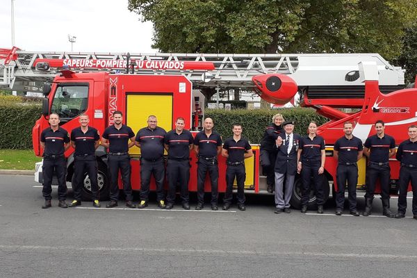 Les sapeurs-pompiers de Bayeux, aux côtés d'un vétéran américain du débarquement, en septembre 2022.