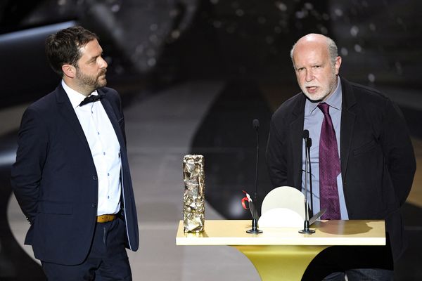 Le directeur et dessinateur Aurélien Froment, plus connu sous le nom d'Aurel reçoit le césar du meilleur film d'animation en compagnie de son producteur Serge Lalou.