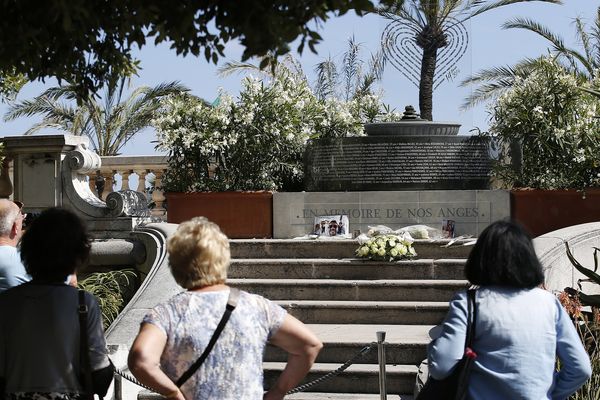 Mémorial provisoire en hommage aux victimes de l'attentat de Nice (Archives)