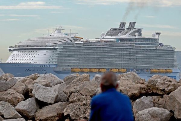 Harmony of the Seas, à l'entrée du port de Marseille