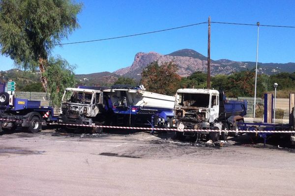 Malgré l'intervention des pompiers, trois camions ont été ravagés par les flammes. 