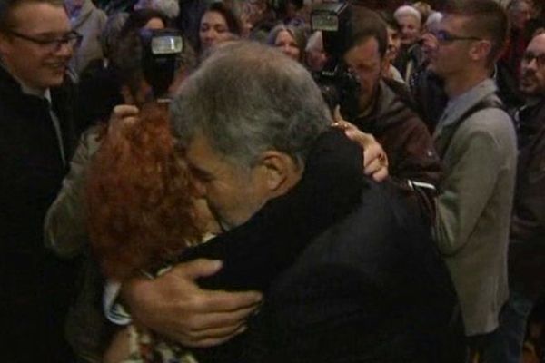 La joie de Marylise Fleuret-Pagnoux, élue PRG dans les bras du maire de la Rochelle, Jean-François Fountaine.