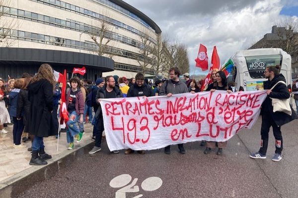 La manifestation a réuni des étudiants et lycéens rouennais.