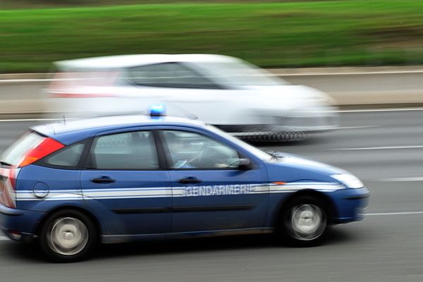 A Thiers, dans le Puy-de-Dôme deux gendarmes ont été fauchés par un automobilistes. Blessés, ils ont été transportés au CHU de Thiers. 