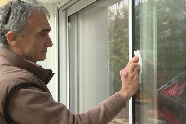 Il suffit de passer une lingette à l'extérieur de sa vitre pour effectuer le prélèvement. 