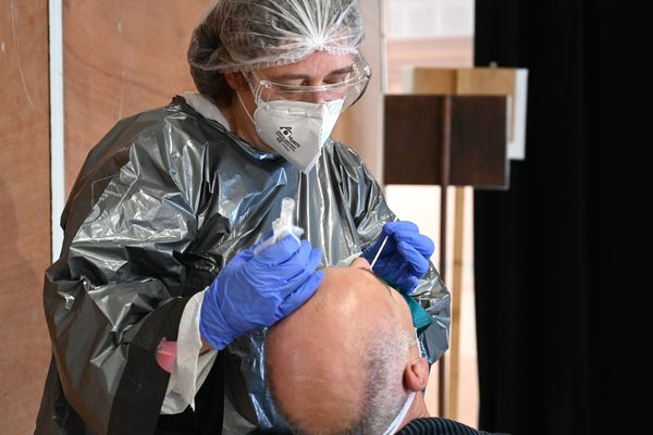 Un prélèvement PCR pour vérifier la présence du covid-19