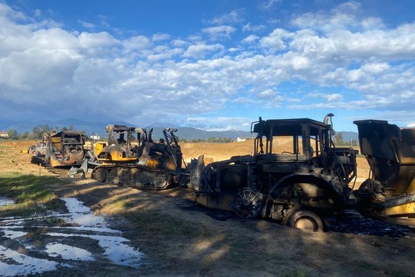 Cinq engins de chantier ont été détruits par les flammes sur un chantier en Plaine orientale.