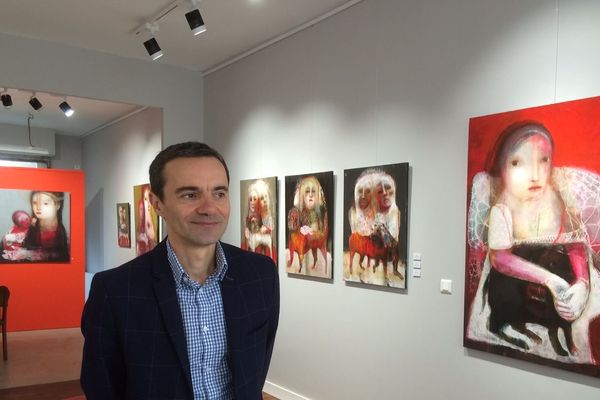 Le galeriste tourangeau Olivier Rousseau au milieu des oeuvres de SYLC 