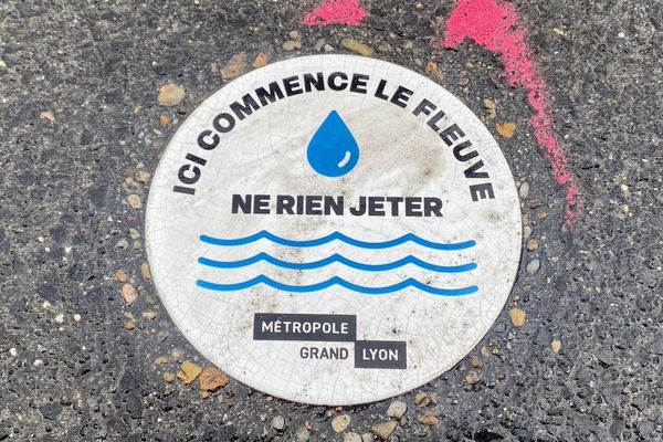 La métropole de Lyon a commencé à coller sur les trottoirs ces macarons qui rappellent que les déchets finissent dans le fleuve, puis dans la mer.